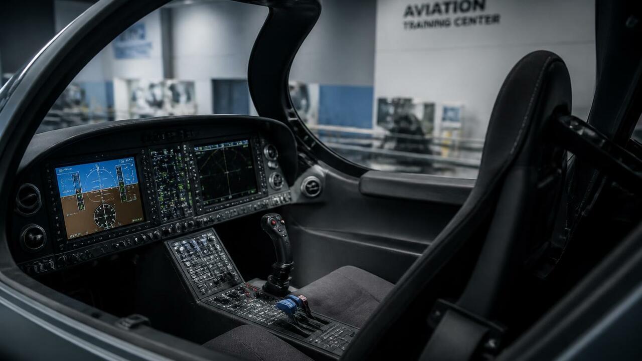 В Тюмени установили единственный в РФ тренажер Ан-74 В Тюмени открыли уникальный тренажер Ан-74 для ...