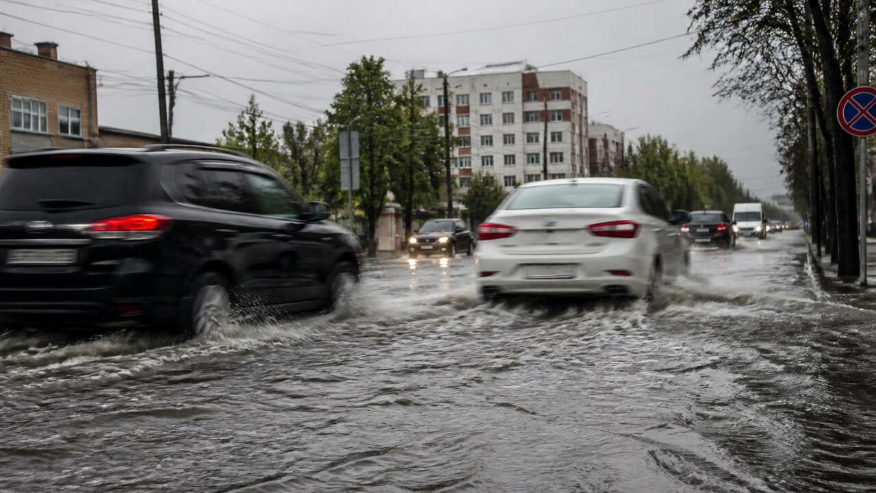 Авария на водопроводе в Тюмени: затопление доро...