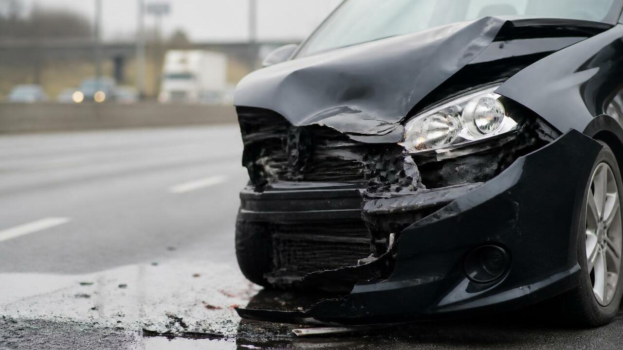 Под Тюменью водитель Volkswagen погиб при столк...