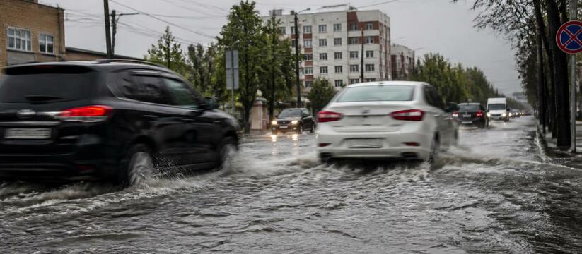 Авария на водопроводе в Тюмени: затопление доро...