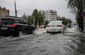 В Тюмени на ДОКе затопило дороги из-за прорвавш...